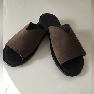 Cuoieria Italliaaa Brown Suede Slides. New. Size 39 European. Made in Italy